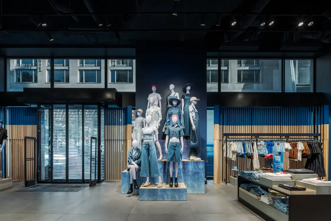 Innenansicht des Levi Strauss Flagship-Stores mit moderner Zumtobel-Beleuchtung, Denim-Display und klarer Einzelhandelsarchitektur.