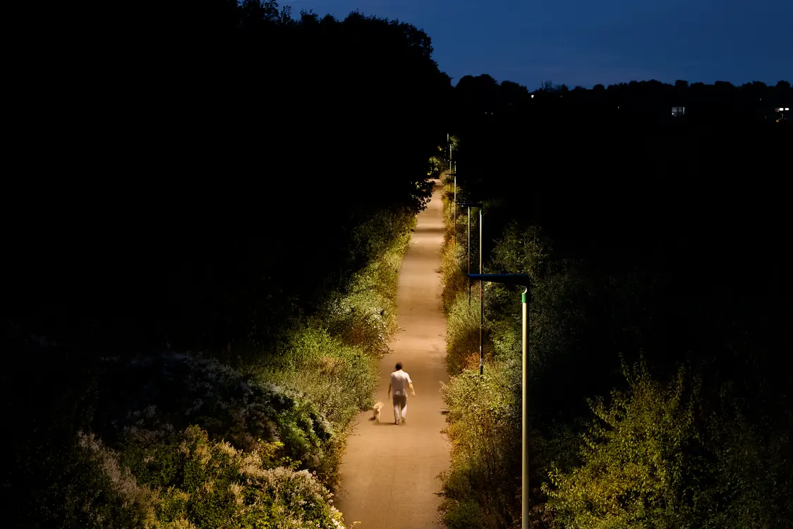 UrbaSens Move è un sistema di gestione della luce altamente reattivo e dinamico per migliorare la visibilità e la sicurezza in scenari attivati dal movimento di Thorn Lighting