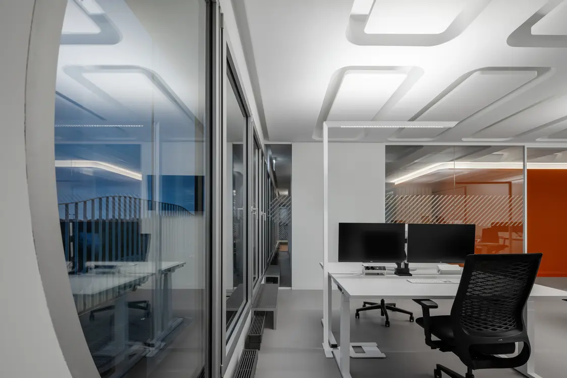 Area comune nell'ufficio AppLike "An der Alster 1" con ampia sala per riunioni e un'atmosfera rilassata.