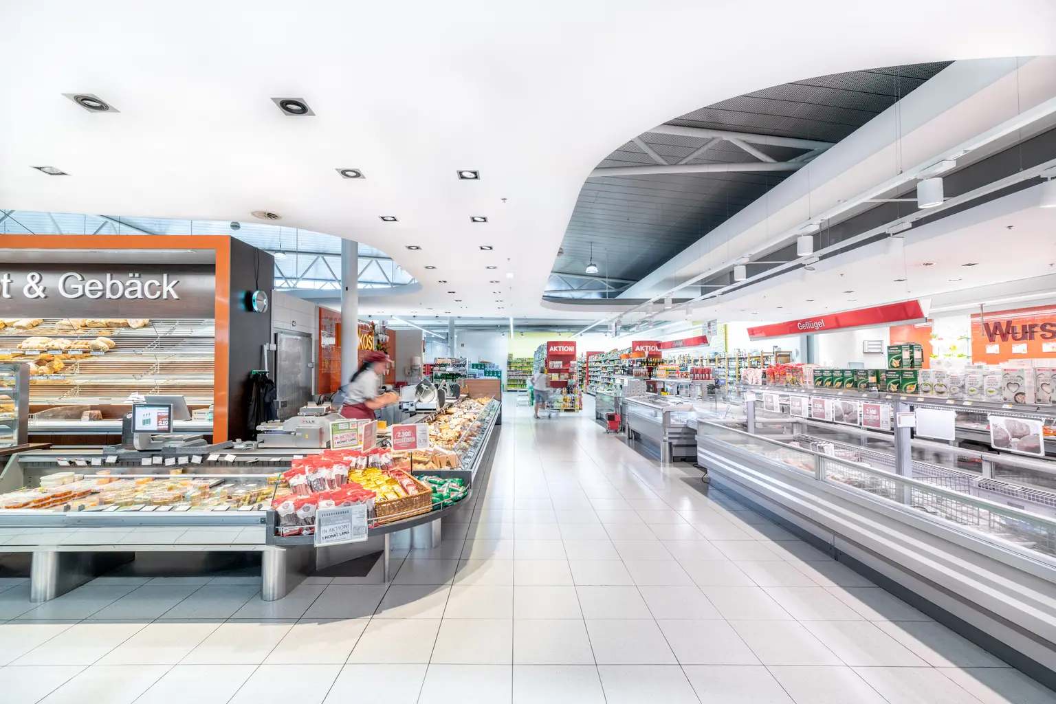 Spar Lustenau Supermarkt von innen mit moderner Beleuchtung.