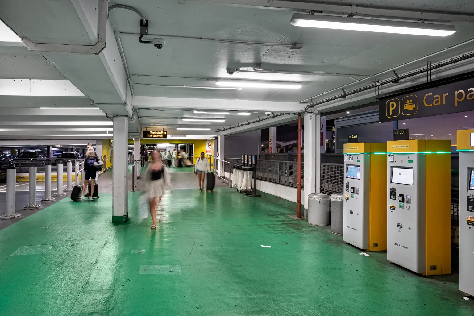 Casse automatiche del parcheggio dell'aeroporto di Gatwick, visitatori che tornano ai loro veicoli o se ne allontanano
