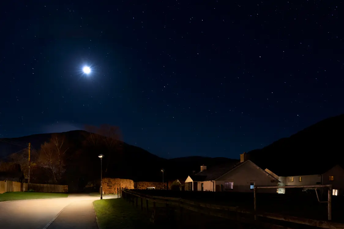 Ein Bild, das die Sterne nachts klar sichtbar zeigt und die Bedeutung des Schutzes des dunklen Himmels vor Lichtverschmutzung und künstlichem Licht verdeutlicht.