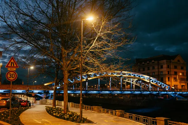 Un ponte in una città di notte, illuminato con illuminazione RGBW
