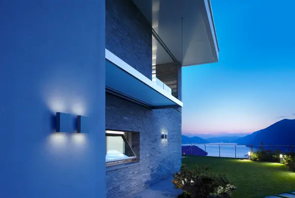 Un edificio residenziale con illuminazione a parete esterna per facilitare l'orientamento nelle ore di buio