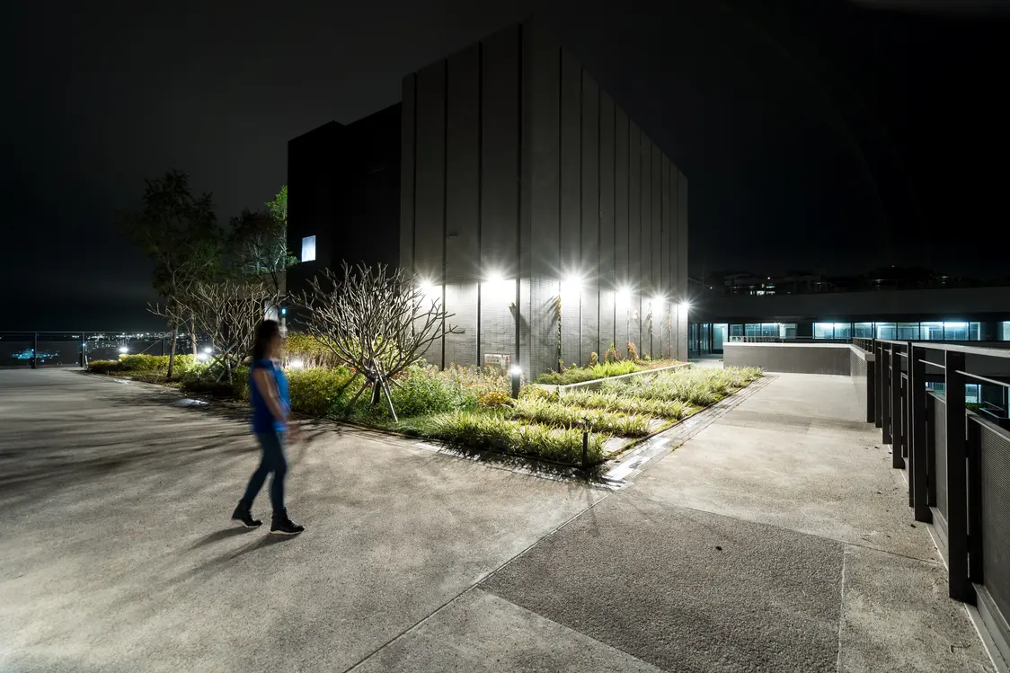 Un edificio per uffici con illuminazione sulla facciata e lungo il perimetro