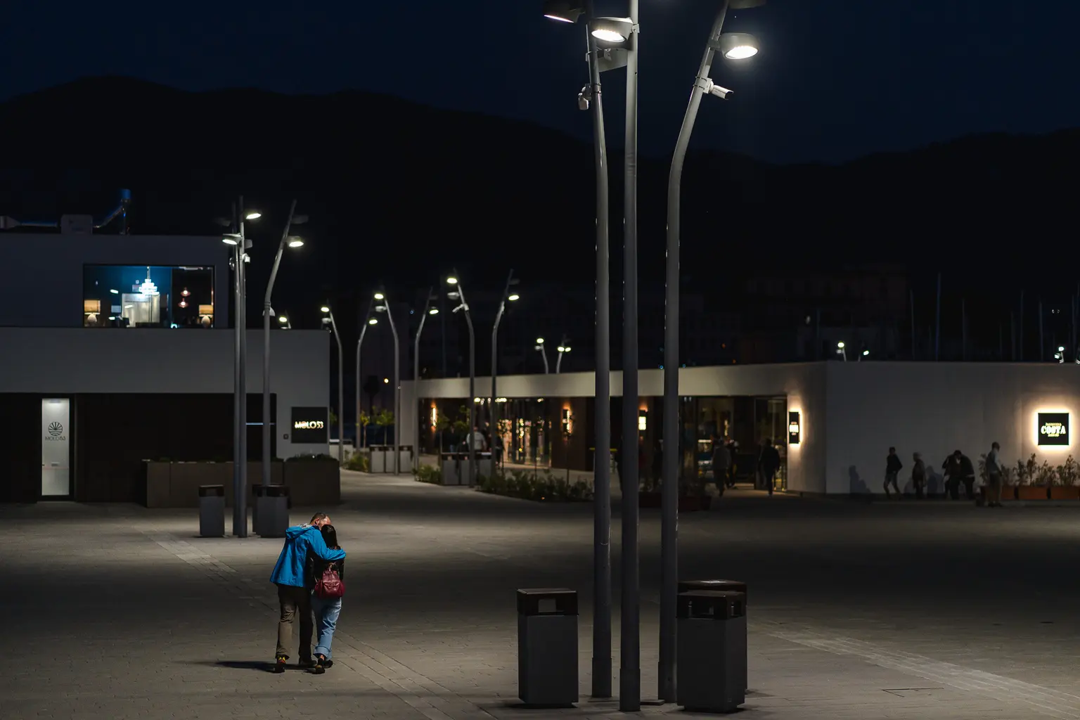 Palo Contrast montato per offrire illuminazione notturna ai passanti