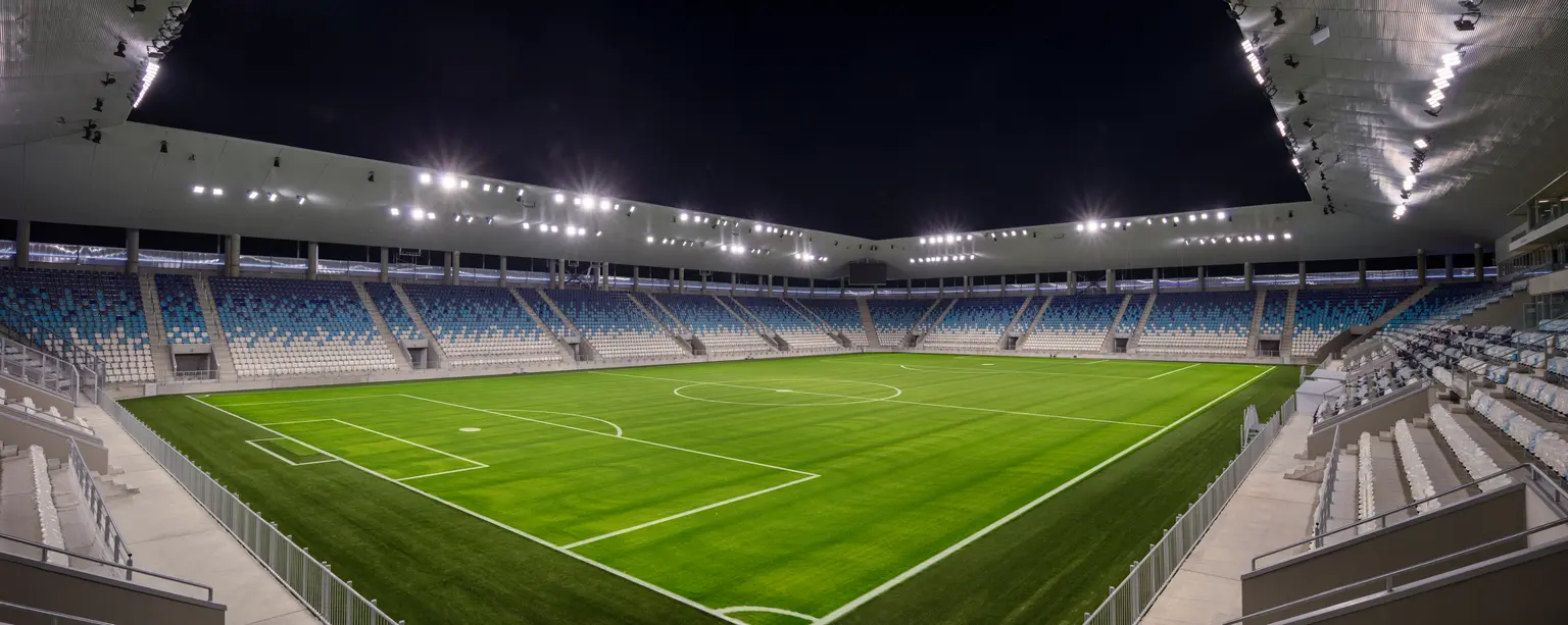 Illuminazione di uno stadio UEFA di categoria 4 con Altis di Thorn Lighting