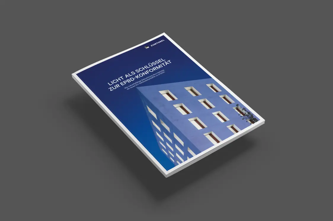 Ein modernes glasgebäude vor einem tiefblauen Himmel.