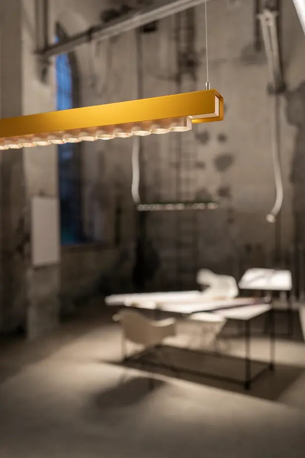 A museum room with a statue by Liebigh, KOON in pink, illuminated by Zumtobel lighting.