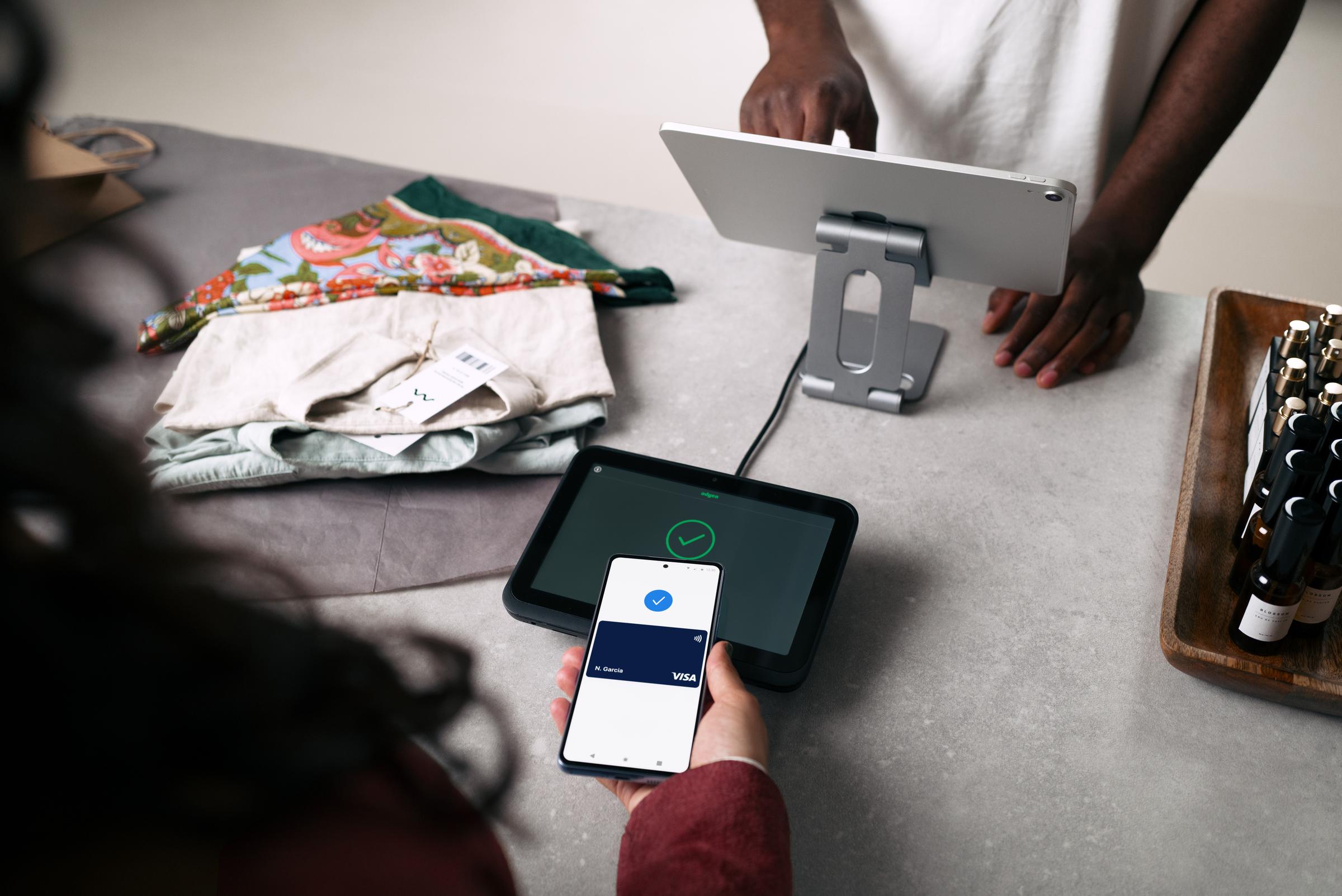 Pago con teléfono con Visa en terminal SFO1 en entorno de ropa minorista