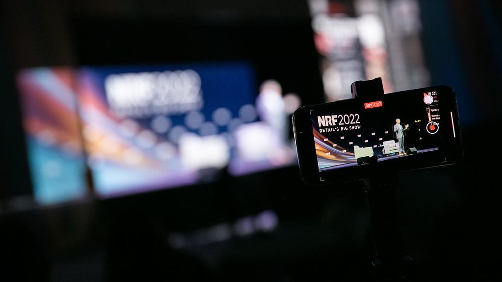 Un smartphone grabando el escenario durante NRF 2022.