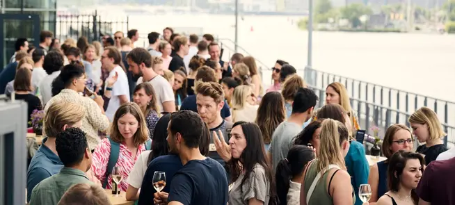 Evento com pessoas conversando