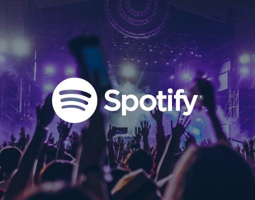 Logótipo da Spotify sobreposto a uma cena de concerto animada com membros da plateia a segurar os seus telemóveis.