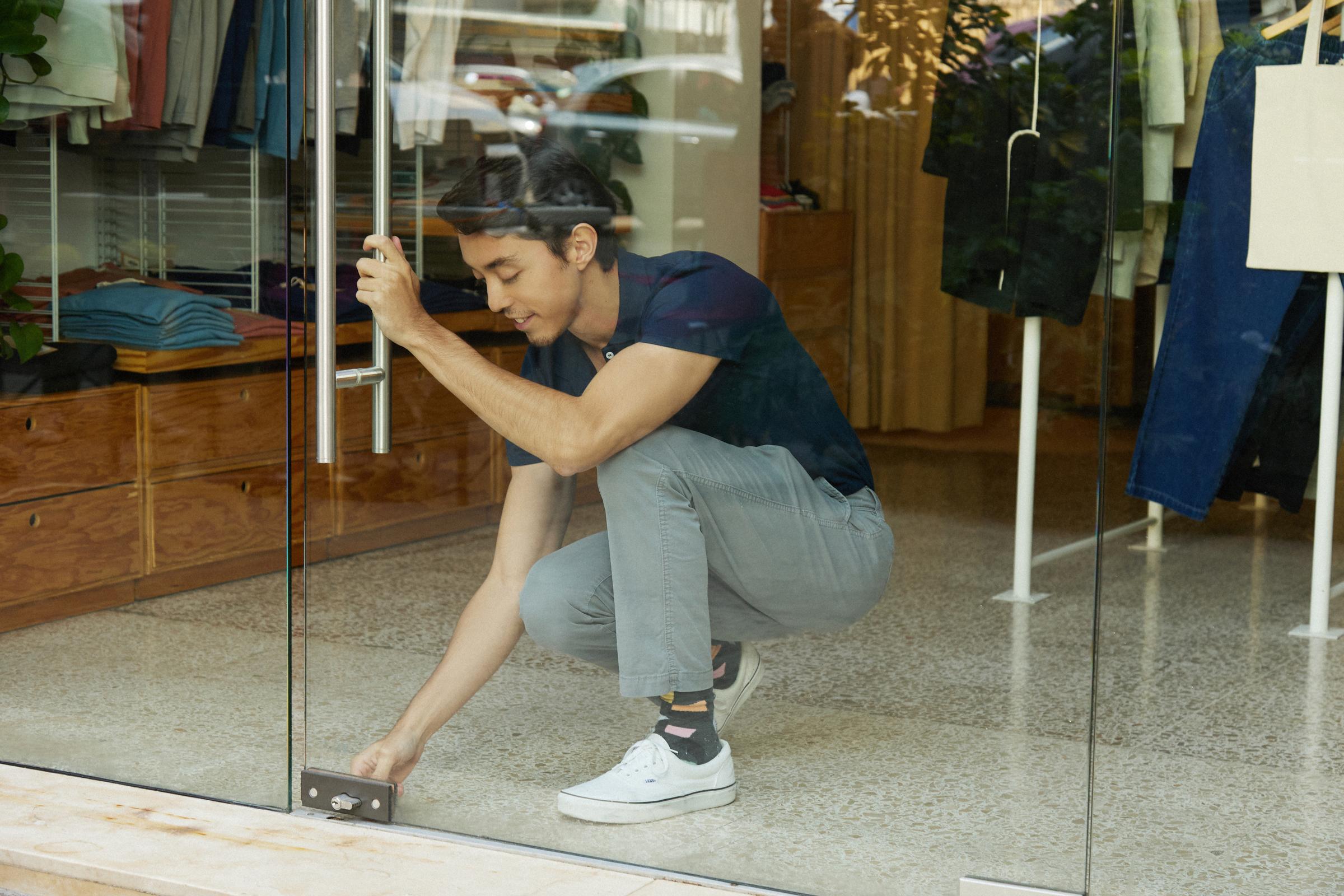 Abriendo la puerta de la tienda