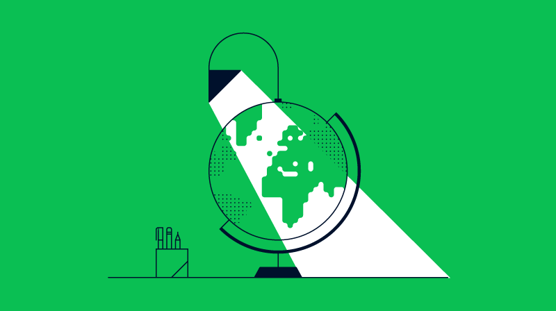 Globe stylisé sous une loupe sur un fond vert.