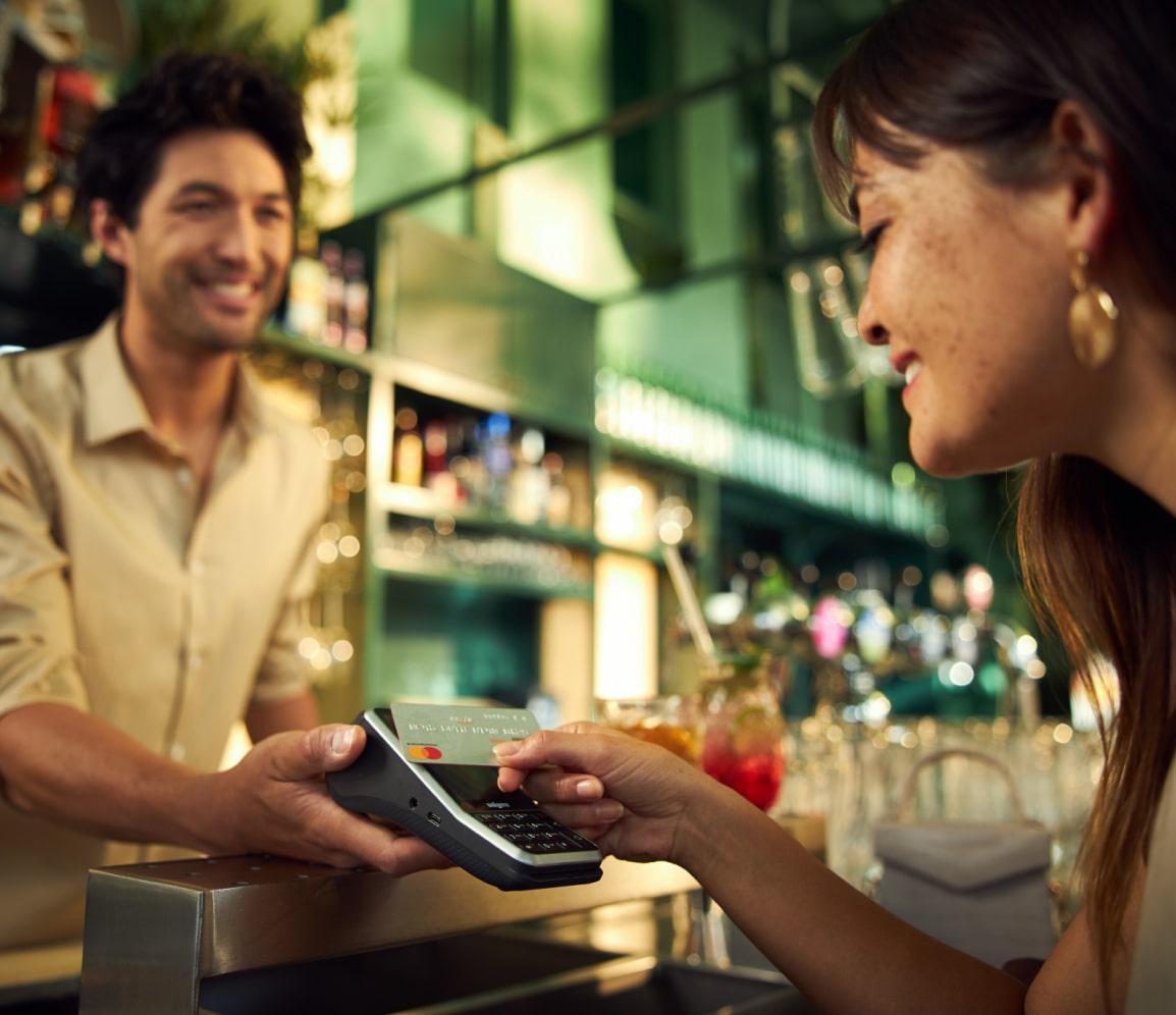 Cliente fazendo um pagamento com cartão em um terminal de pagamento Adyen