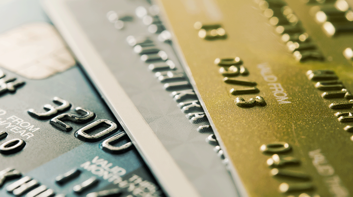 Gros plan de cartes de crédit embossées mettant en évidence les numéros et les fonctionnalités de sécurité.