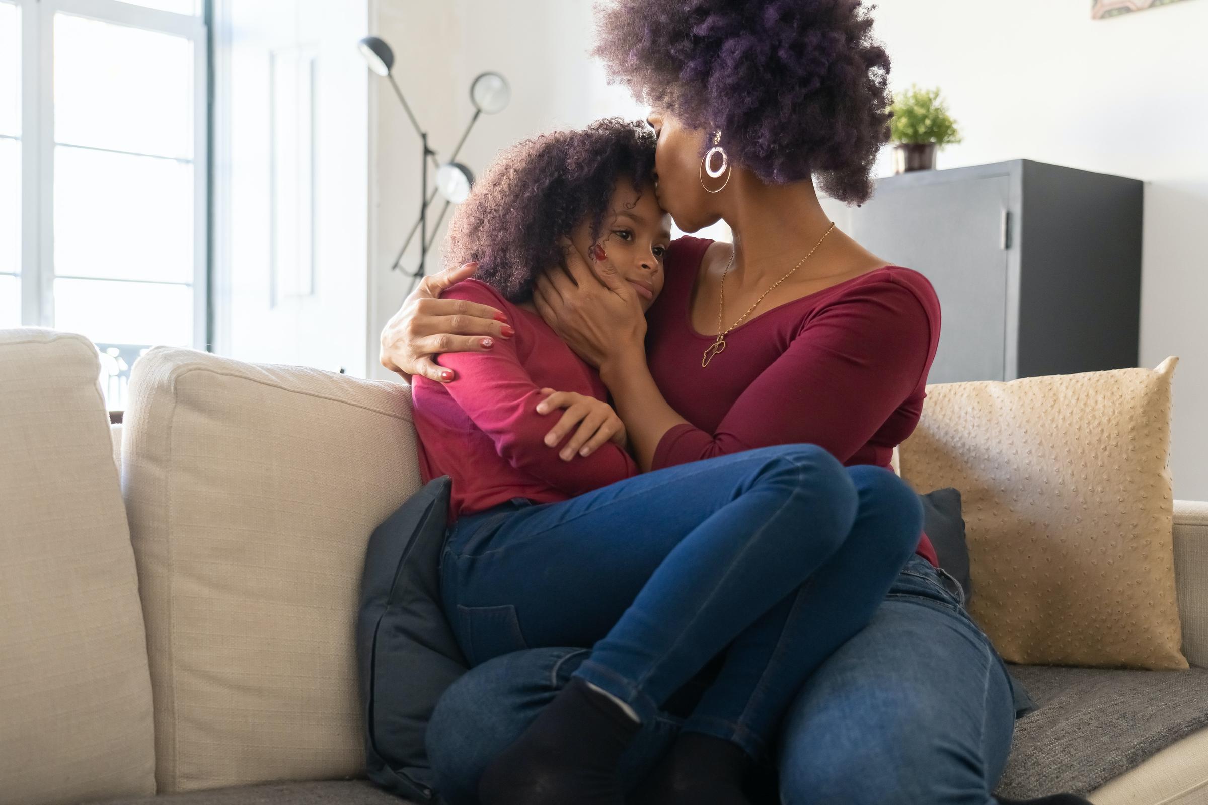 Une femme embrassant sa fille
