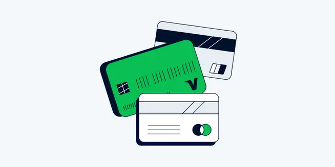Pila de tarjetas de crédito estilizadas con una que presenta un logotipo de Adyen.