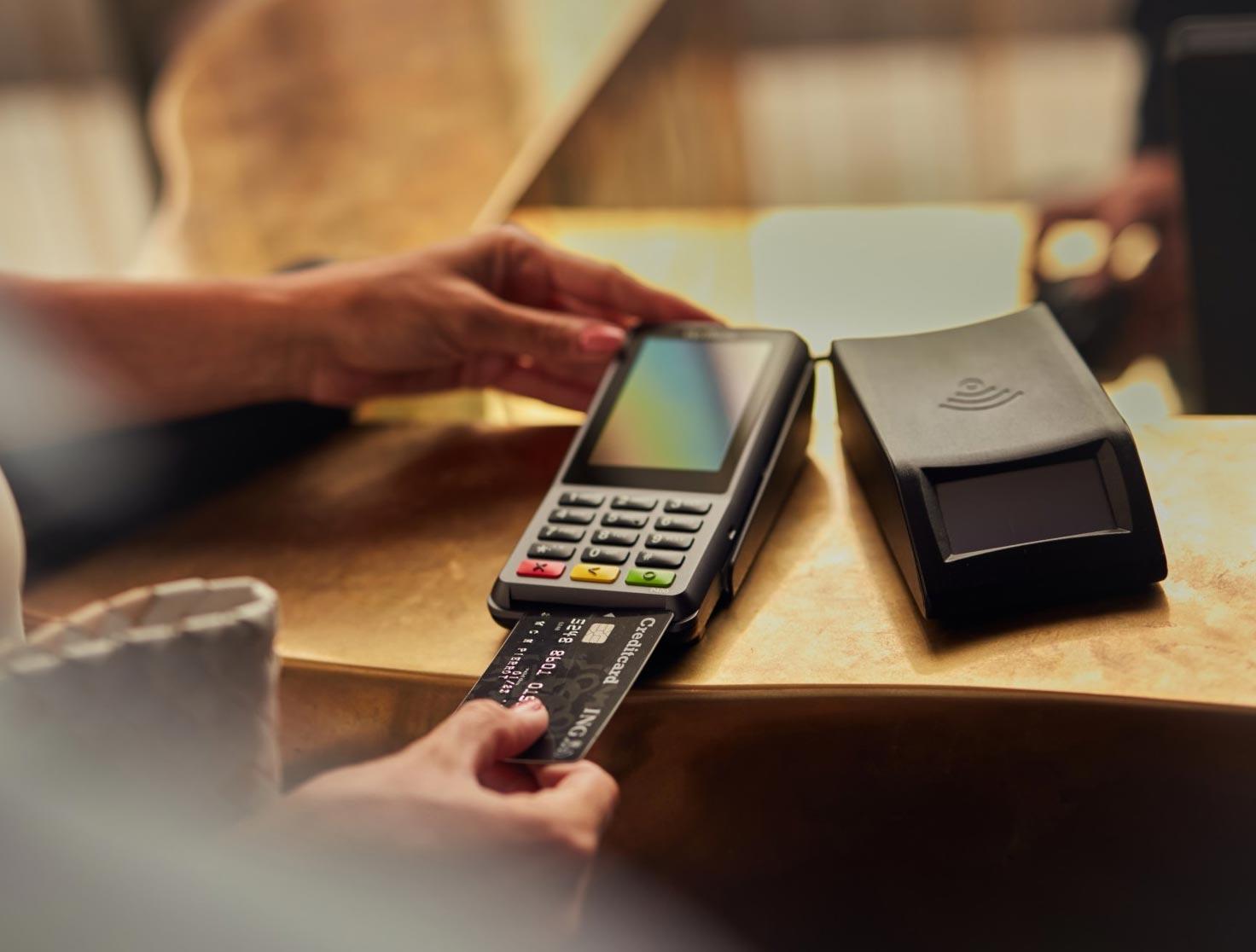 Persona que inserta una tarjeta de crédito en un terminal de Adyen.