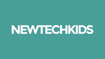 NewTechKids logo z białym tekstem na niebiesko-zielonym tle.