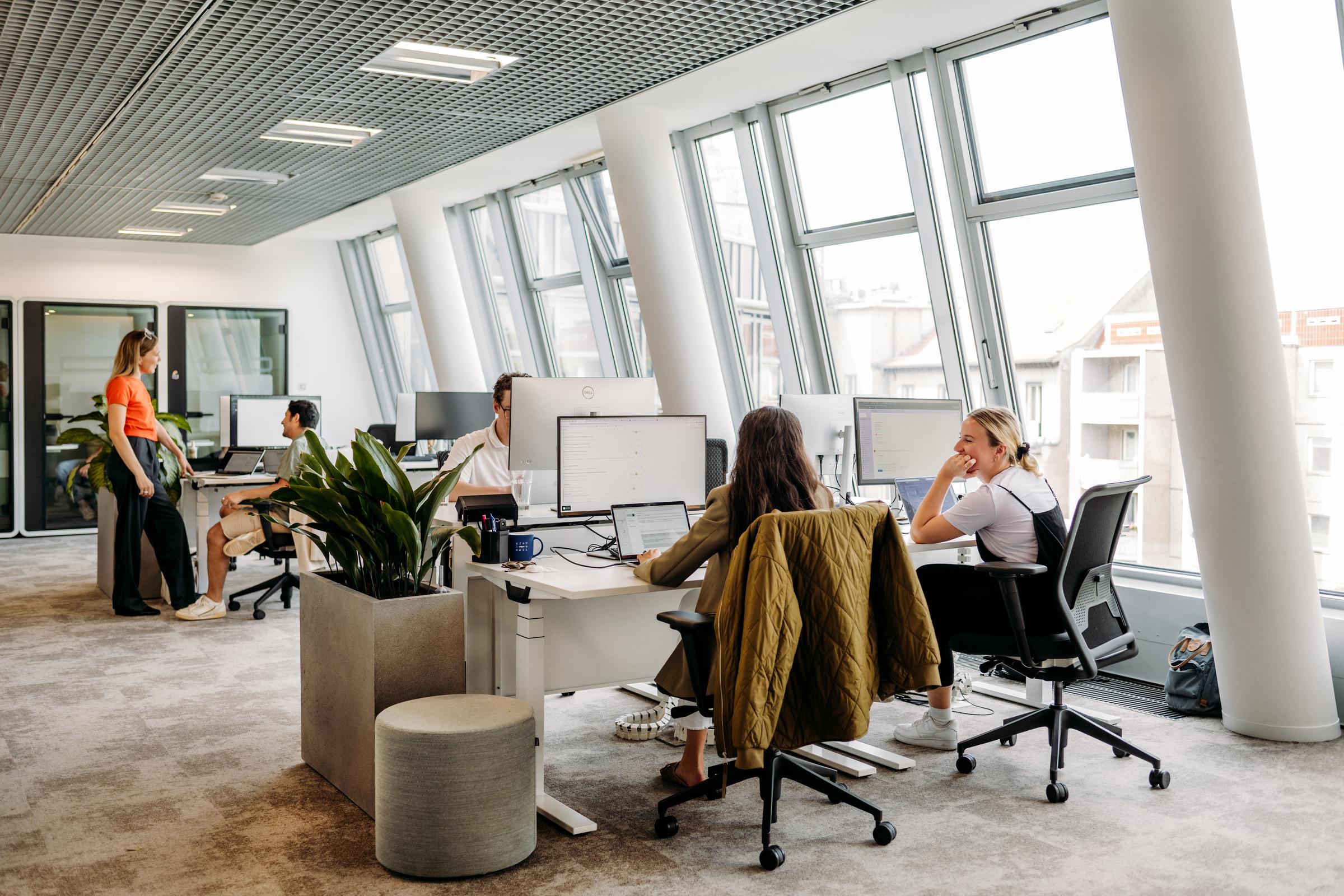 Office overview show with screens and people working 