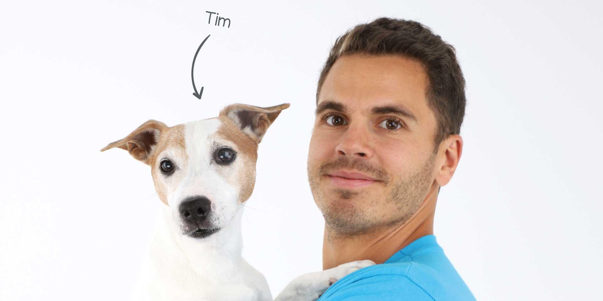 Un homme souriant tenant un Jack Russell Terrier avec une flèche de nom pointant vers le chien étiqueté 'Tim'.
