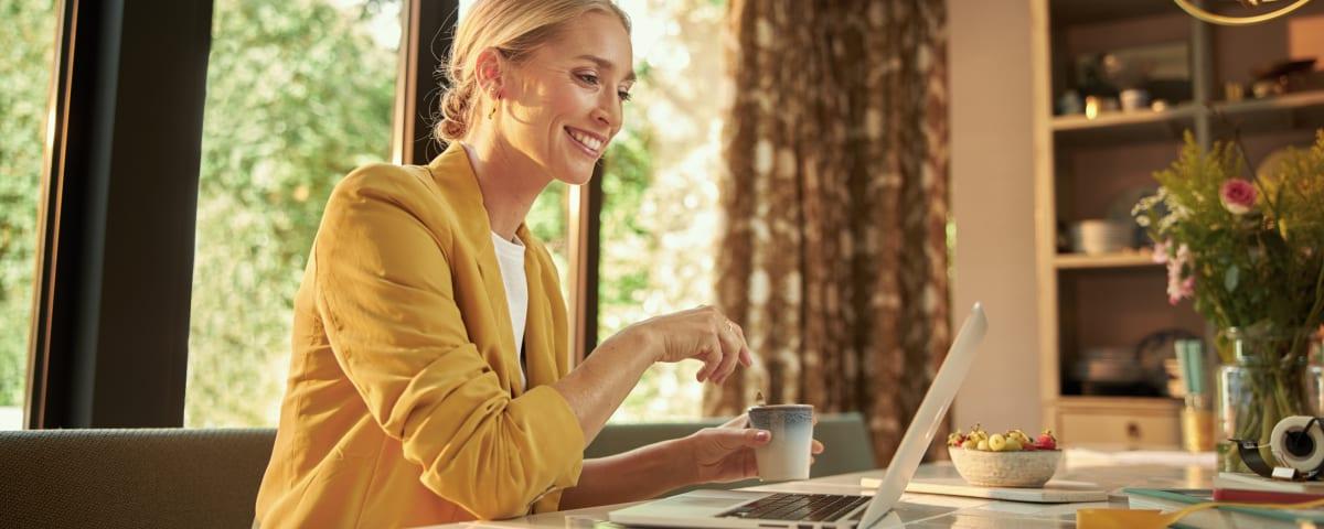 Vrouw betaalt achteraf via de laptop