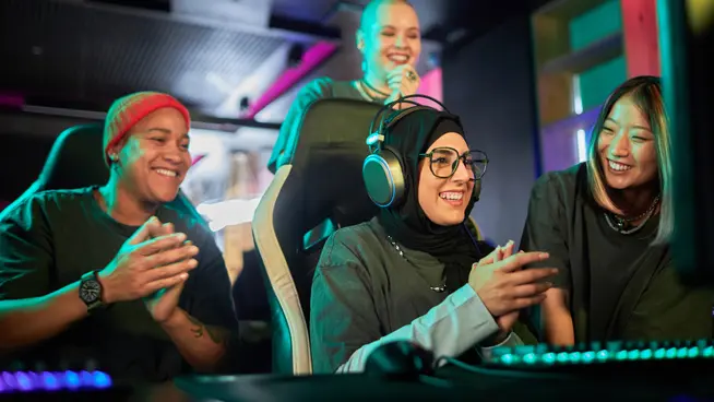 Ein Gamer vor dem PC
