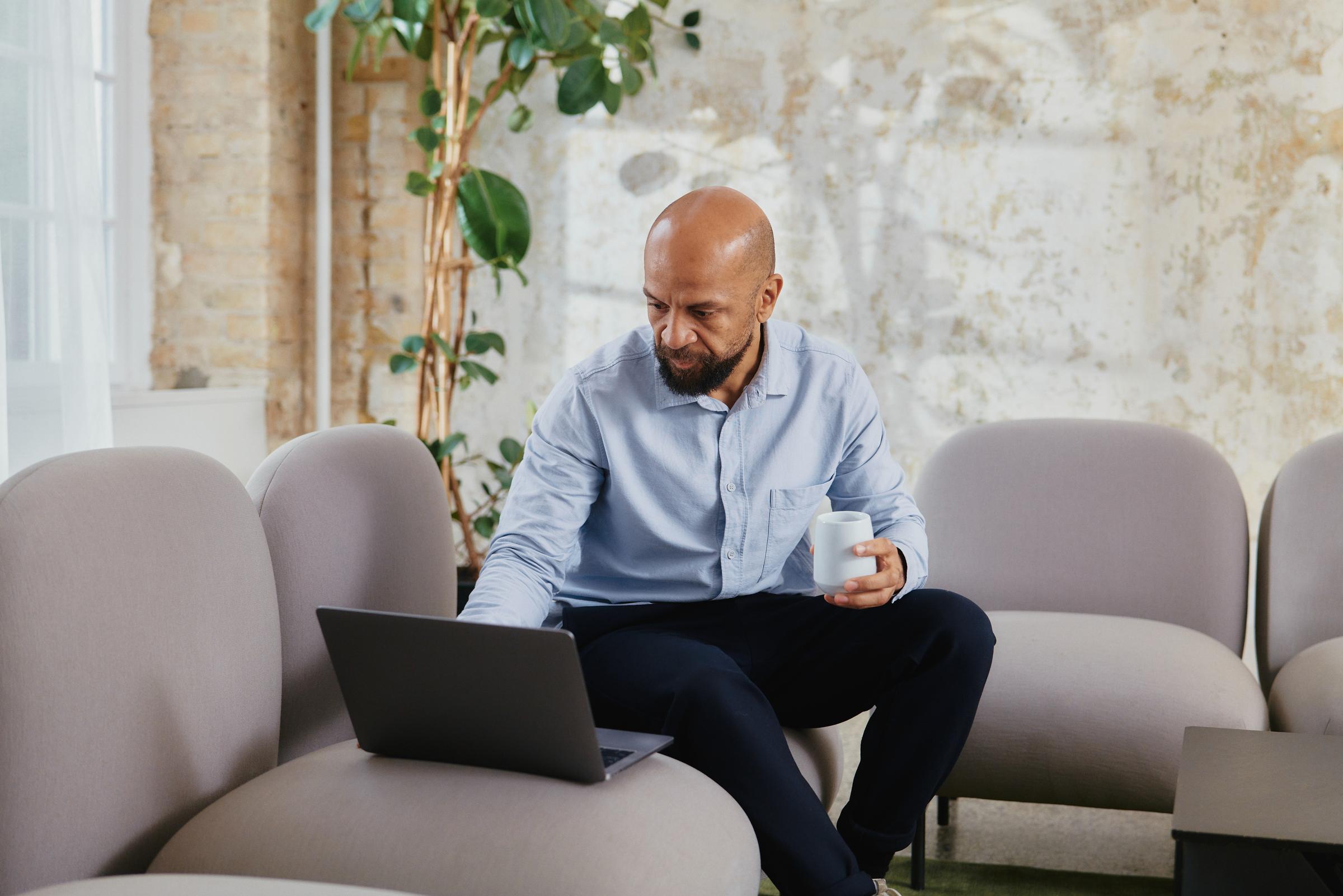 Colaboradores de una empresa de tecnología Saas en reunión