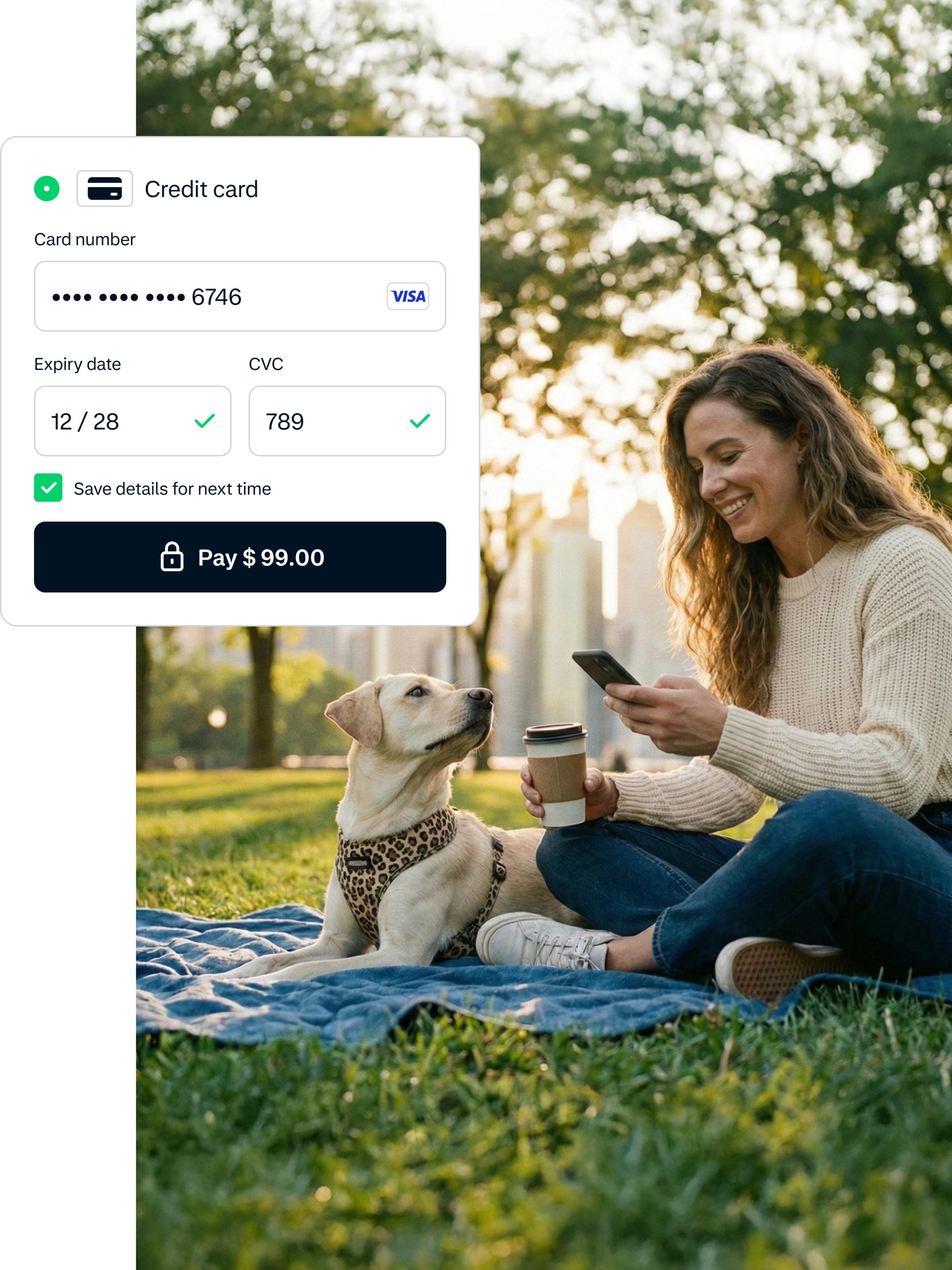 Hombre sentado en un parque al lado de su perro, está haciendo un pago en línea en su teléfono