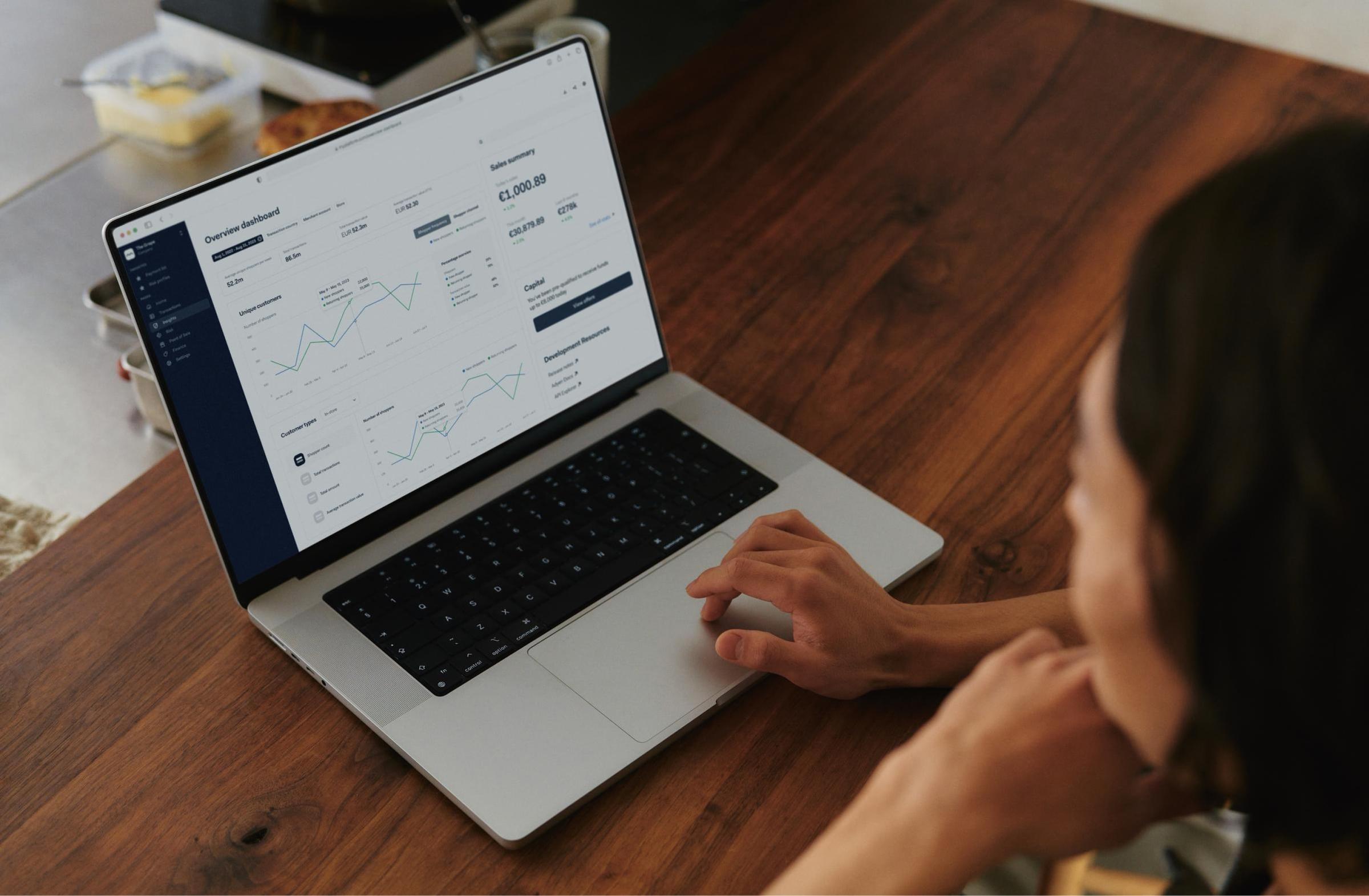 Persona che guarda un riepilogo dei pagamenti sul proprio laptop