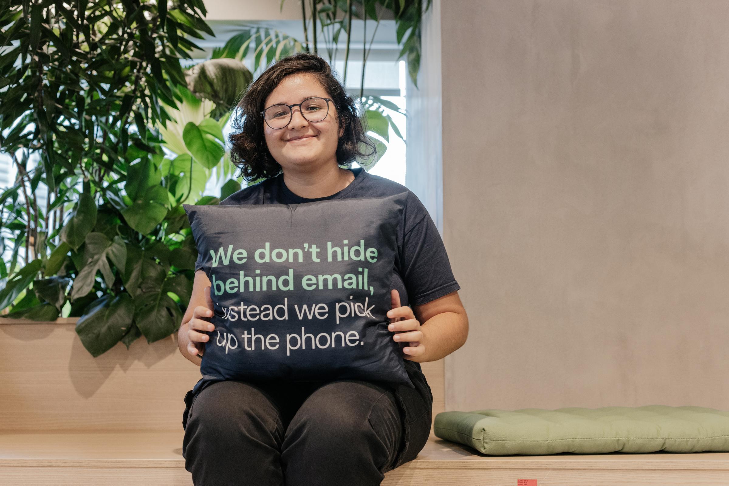 Funcionário da Adyen segurando um travesseiro com a fórmula