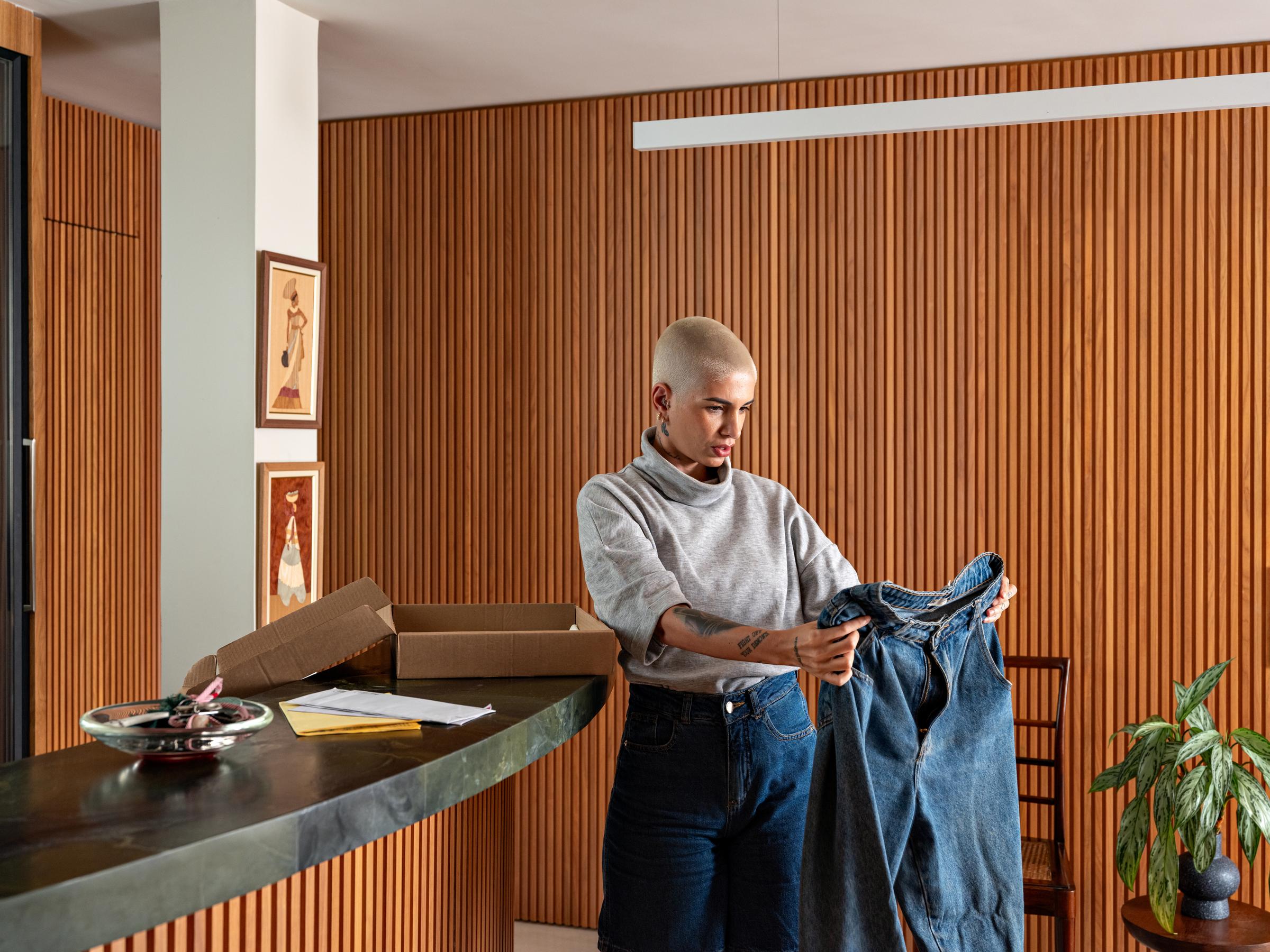 Compras online em casa no laptop