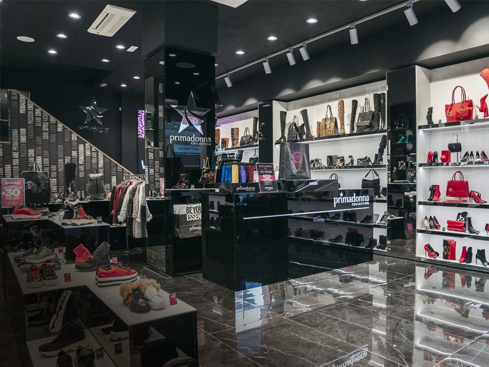 Interno di un negozio di scarpe e accessori Primadonna con prodotti in mostra sugli scaffali