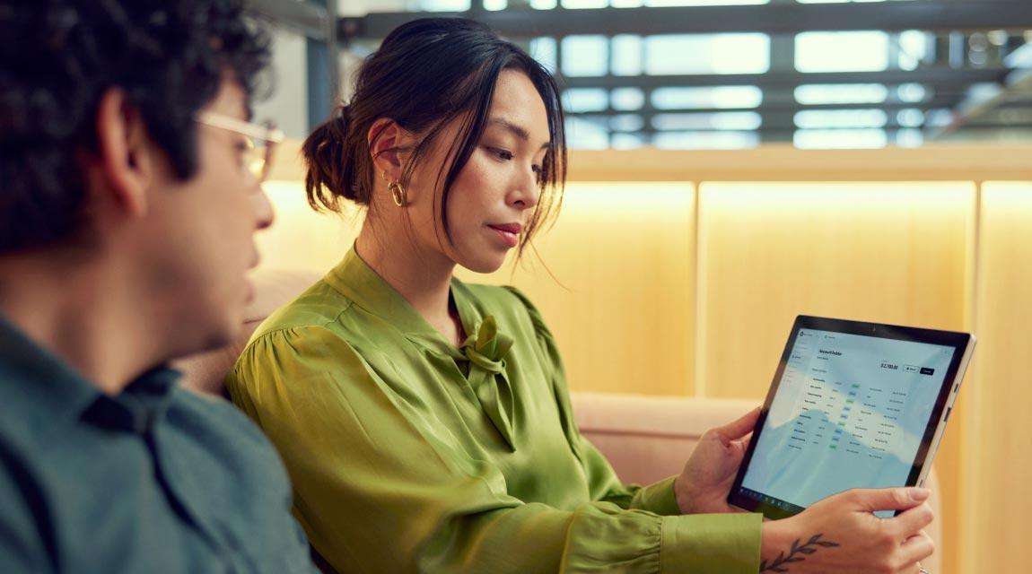 Due persone che decidono come iniziare a lavorare con gli account