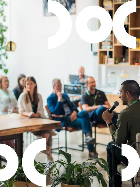 Uczestnicy wydarzenia Adyen z elementami marki Adyen Experience