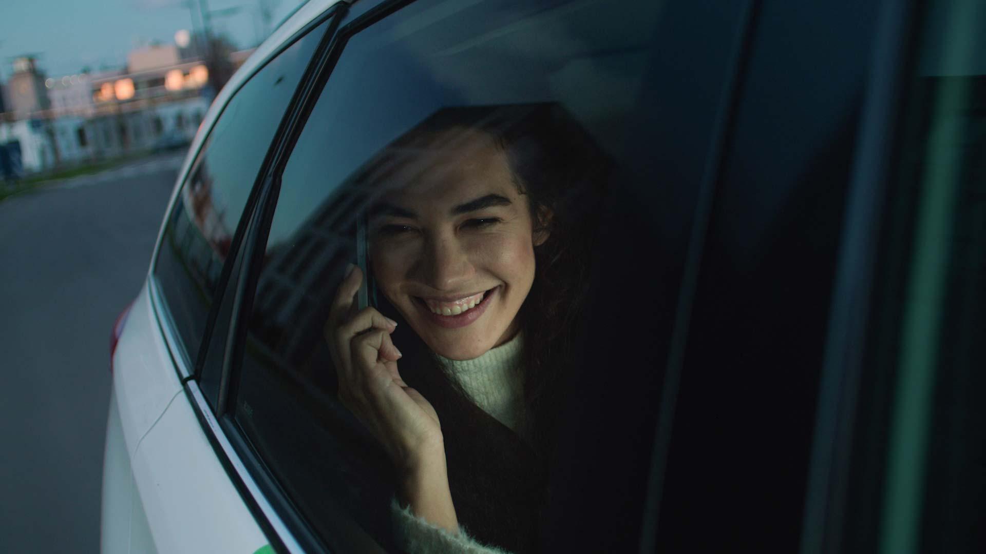 femme qui téléphone dans un VTC Bolt