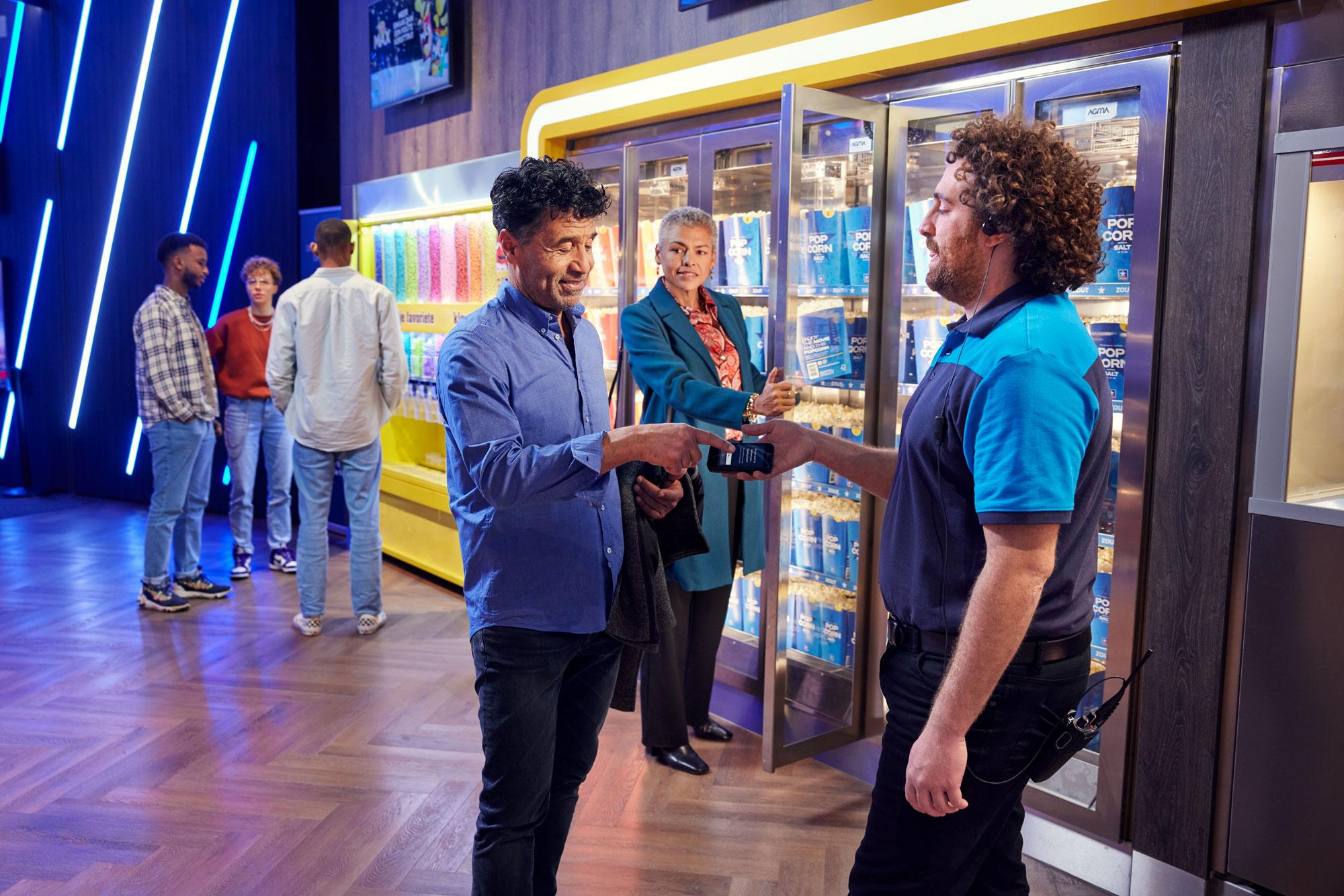 Visitante do cinema fazendo um pagamento no terminal AMS1 da Adyen