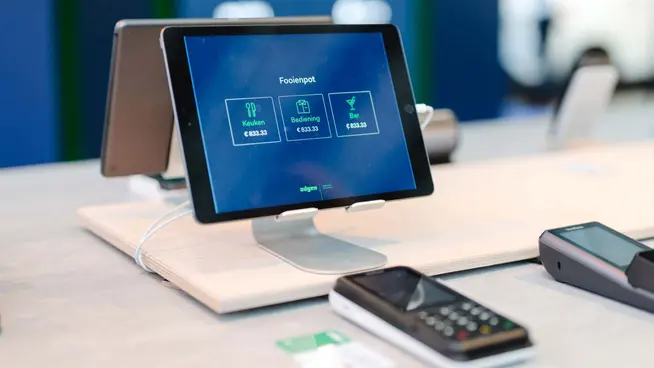 Adyen elektronische betaalterminal met tablet met fooiopties voor keuken, service en bar