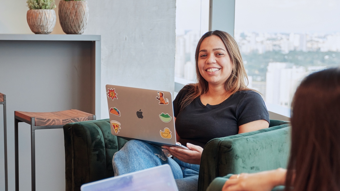 En medlem av Adyens studentprogram i et kontor