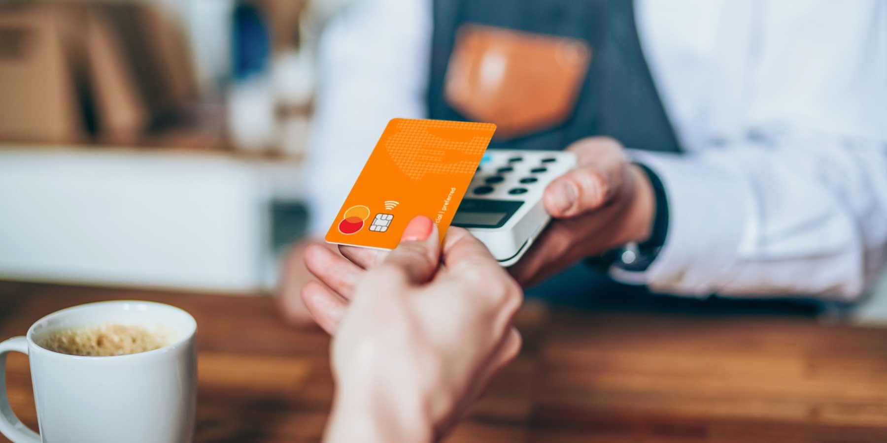 Eine Person bezahlt mit der Lieferando Pay Card am POS