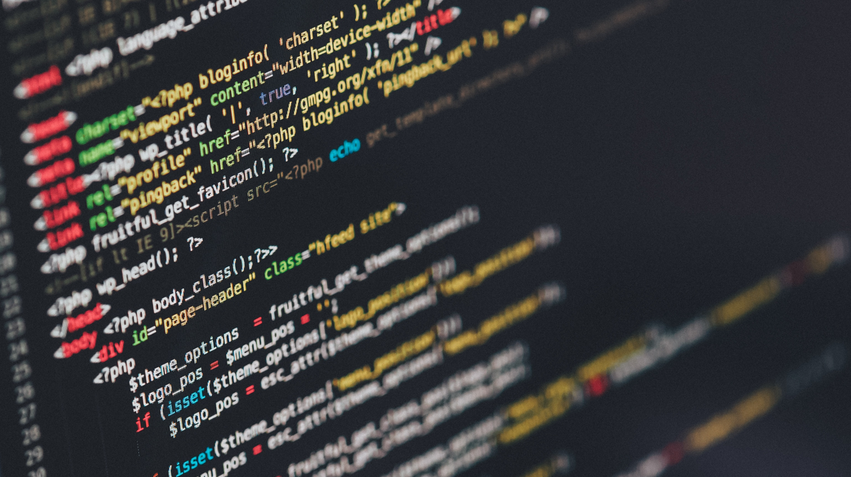 Visão close-up de código de computador em uma tela com tema escuro