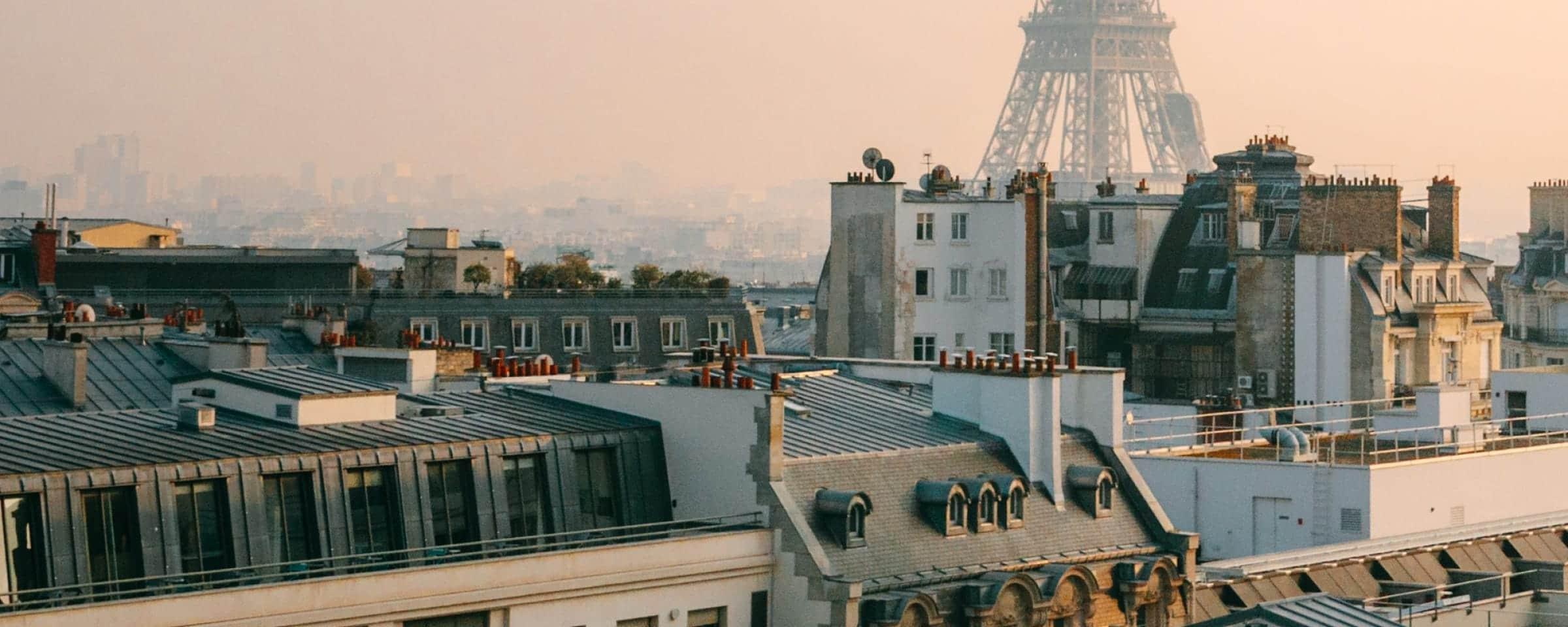 Paris' skyline ved solnedgang med Eiffeltårnet i bakgrunnen