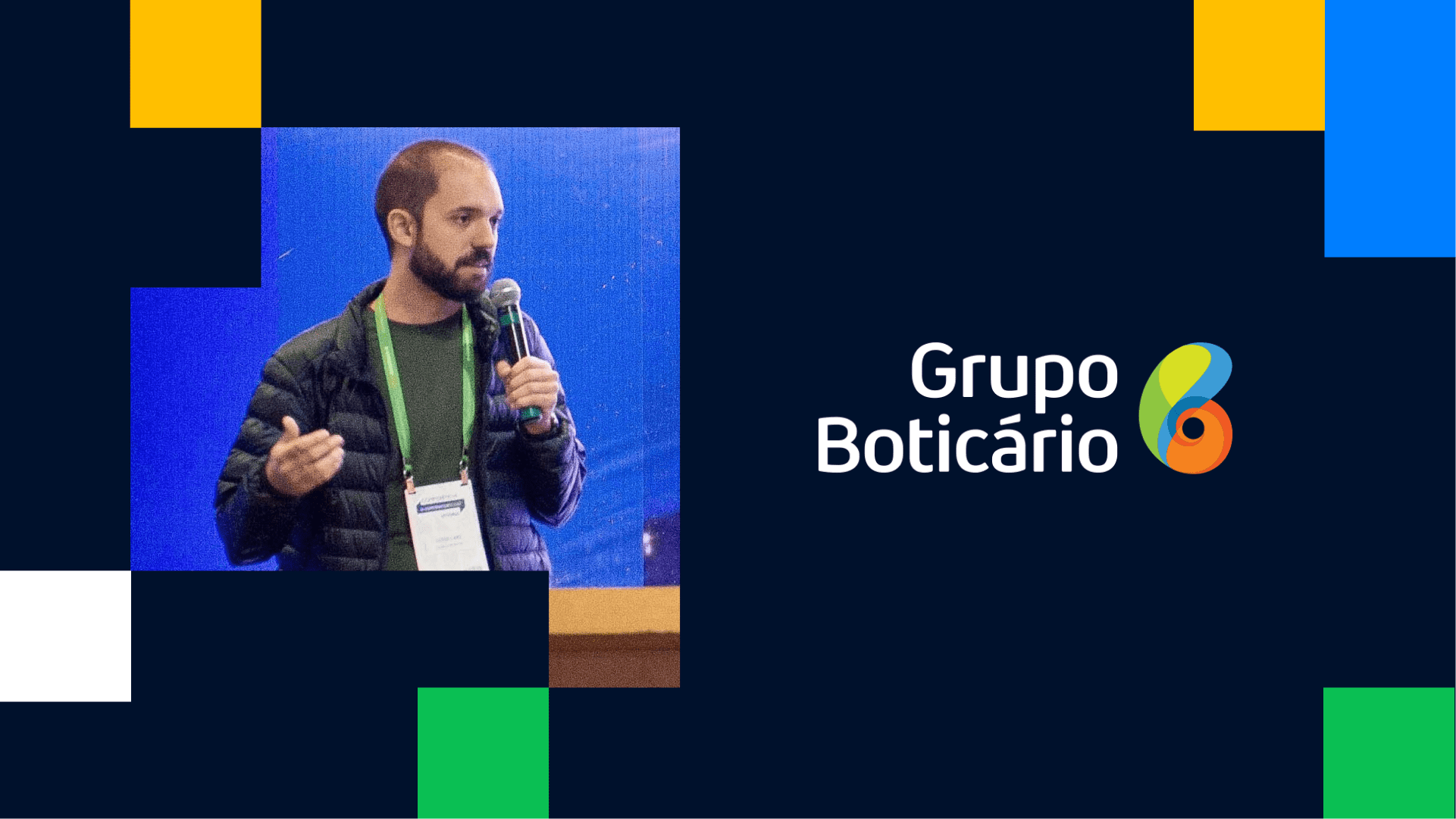Homem apresentando em uma conferência com o logo Grupo Boticário em primeiro plano