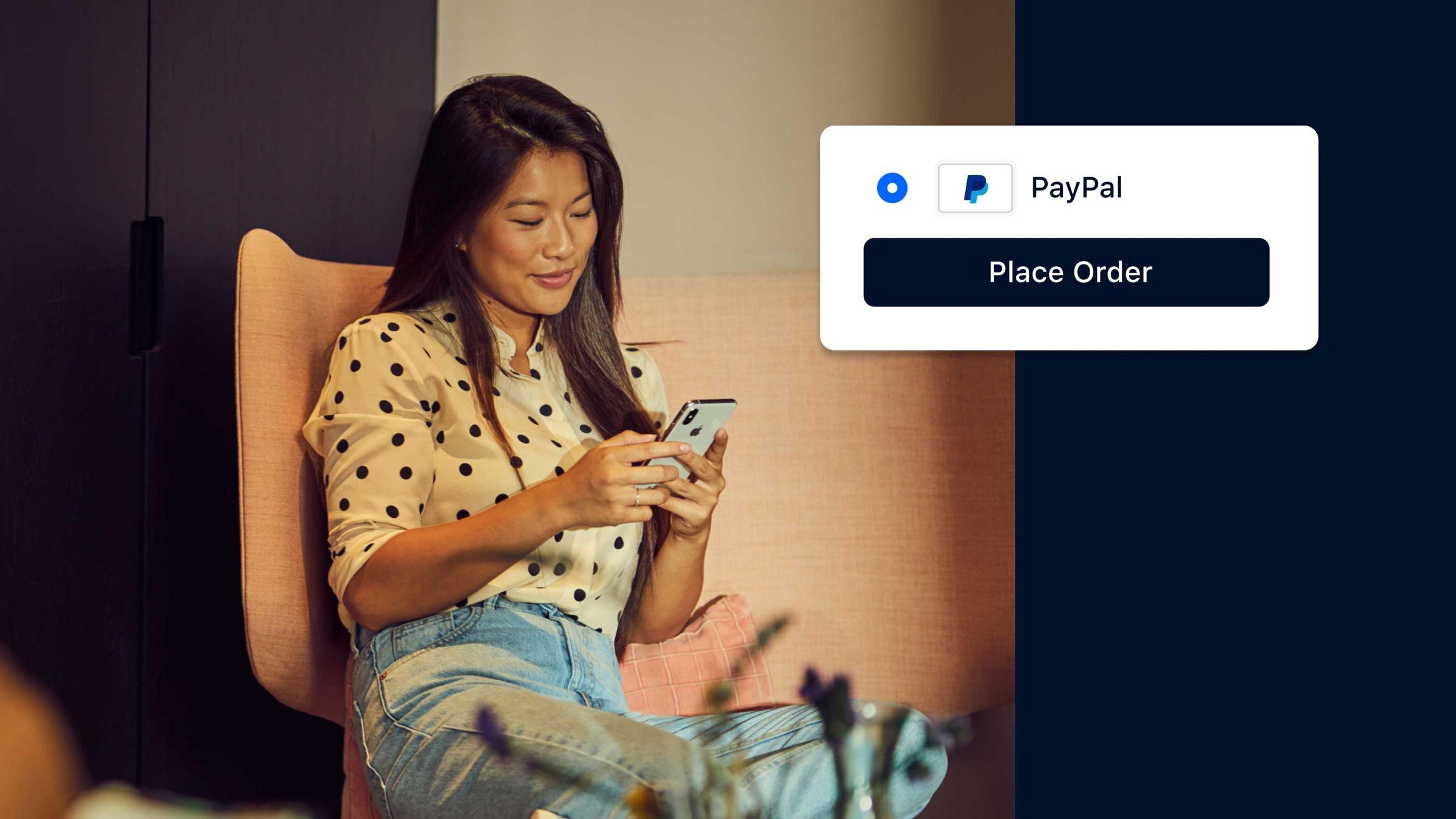 Femme assise et utilisant un smartphone avec une interface de paiement PayPal à l'écran.