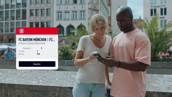 Dva jedinci používající smartphone k provedení transakce s viditelným UI Adyenu