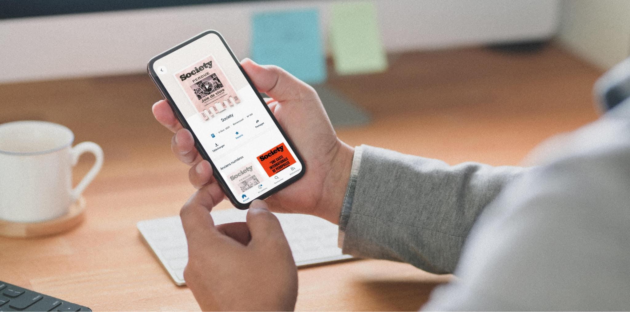 Personne tenant un smartphone affichant une interface de paiement Adyen.