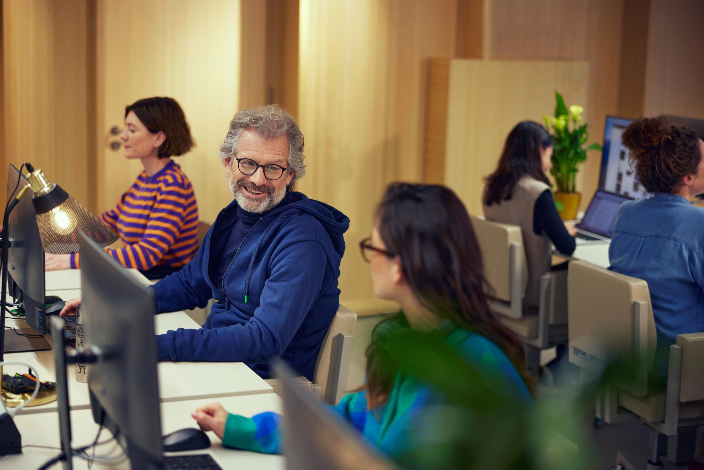 Personas trabajando juntas en entorno de oficina