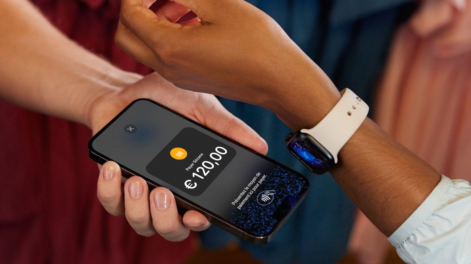 Personne utilisant un smartphone avec l’écran de paiement Adyen affichant une transaction de 120,00 €.